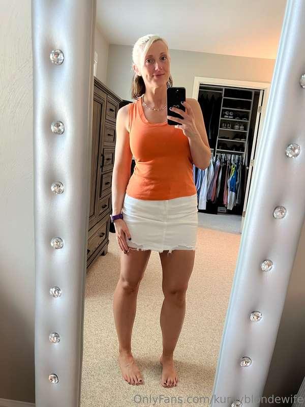 kurvyblondewife image #0