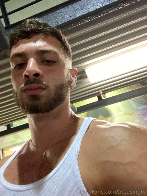 Mid workout selfie 😉Now it’s your turn 😈
