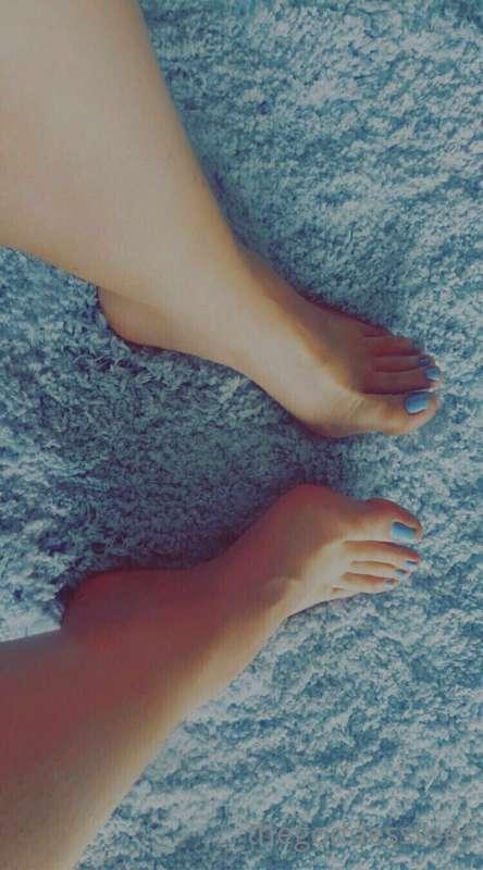 blue toes <3