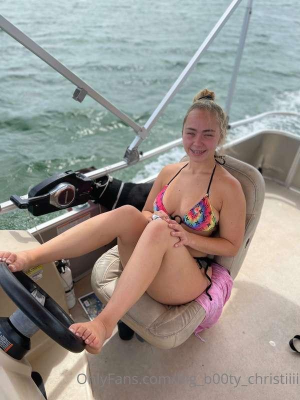 Boat captain 👩‍✈️