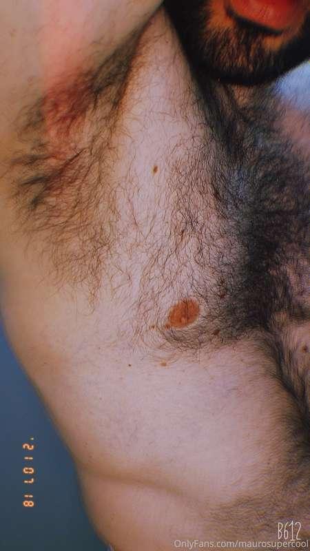 Acá les dejo una fotito de mis axilas.. me los imagino lamie..