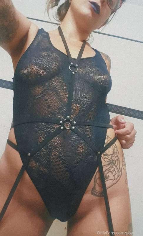 Kneel in front of me👇