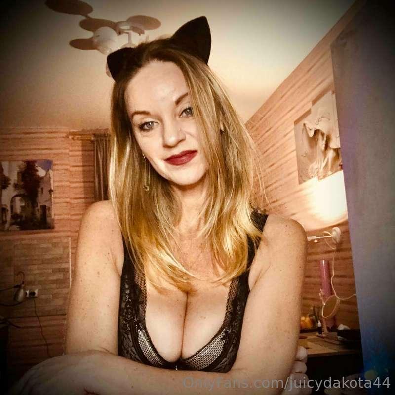 Kitty wants to play...