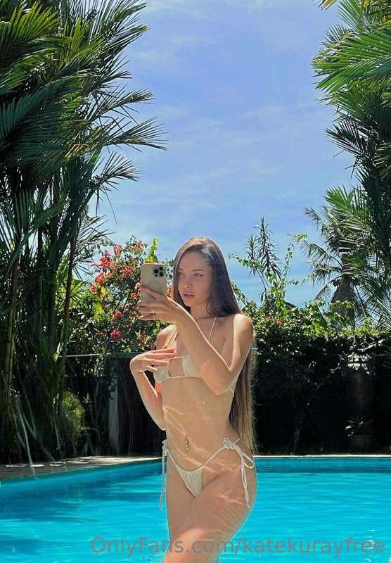 it's sunny today and I started my day by the pool. would lik..