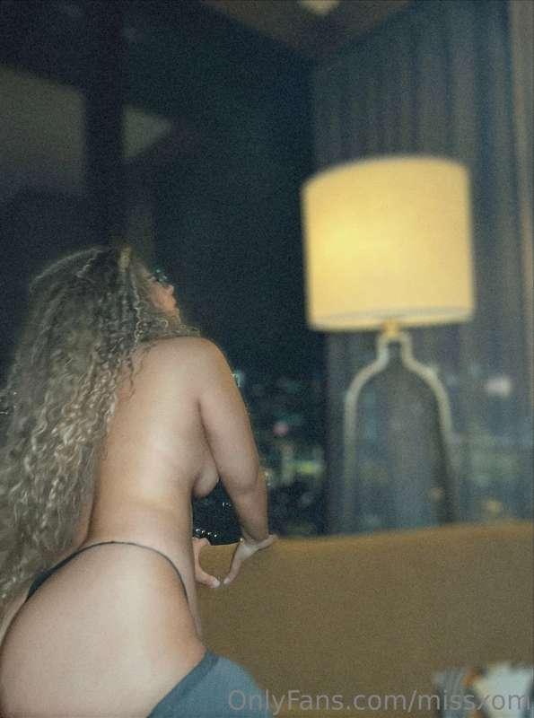 Just admiring the view 👀

•(*Full PPV set (4 pics + 1 vid) a..