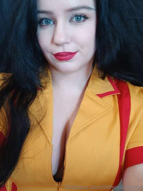 "They're natural and they hurt my back." Max Black cosplay i..