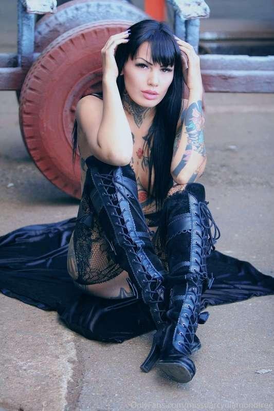 This new set I did to post up for @suicidegirls is 🔥🔥🔥 here’..