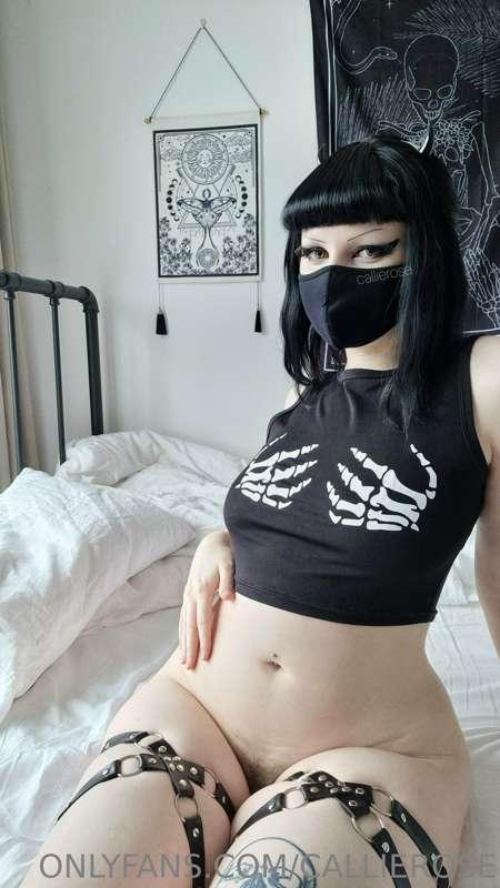 hi ♡ wanna see underneath? ;p