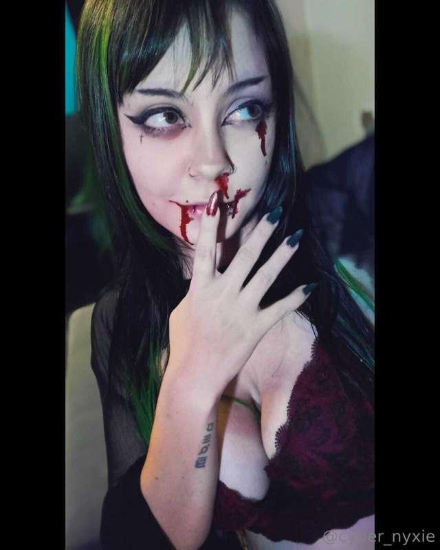 let me bite you and have a little taste 🖤🩸🥀💉⚰️