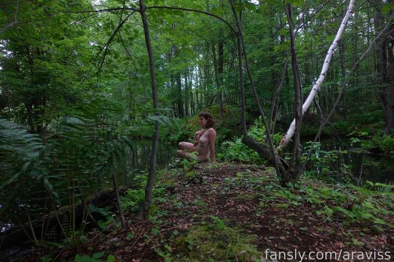peaceful, nude and alive... one day we will all return to the soil and be worm food ~ these are the kinds of thoughts i have while immersed in nature hehe 


#tomboy #fantasy #dnd #elf #outdoors #nudist #naturalist #casualnudity #nature #hippie  #fae