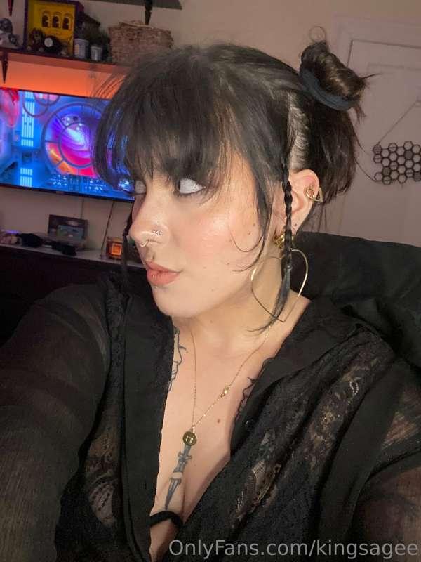 Nothing NSFW in this post, just a lil peek of my hair and ma..