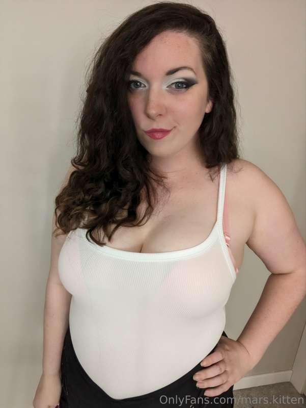 I'm loving this outfit. 🥰
But I know what you're here for.....