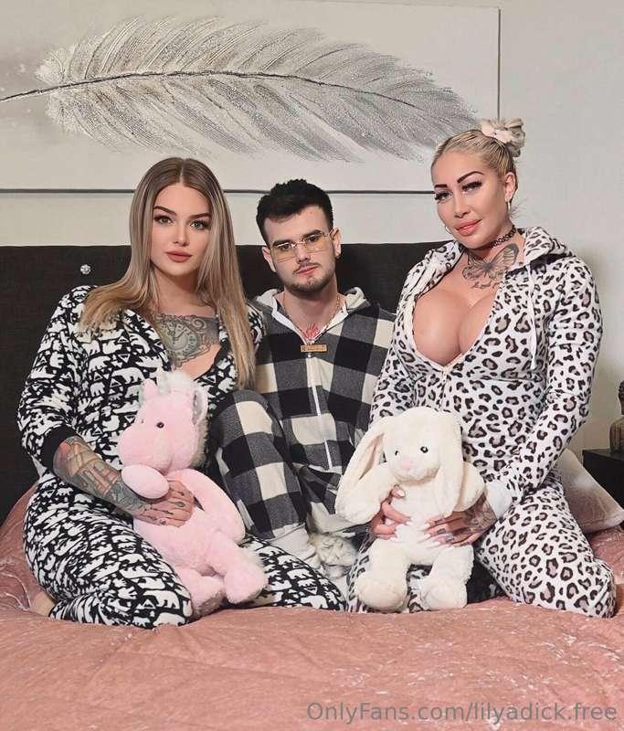 𝐓𝐇𝐄 𝐁𝐎𝐓𝐓𝐋𝐄 𝐆𝐀𝐌𝐄🍾
With my friends we decided to have a pijama..