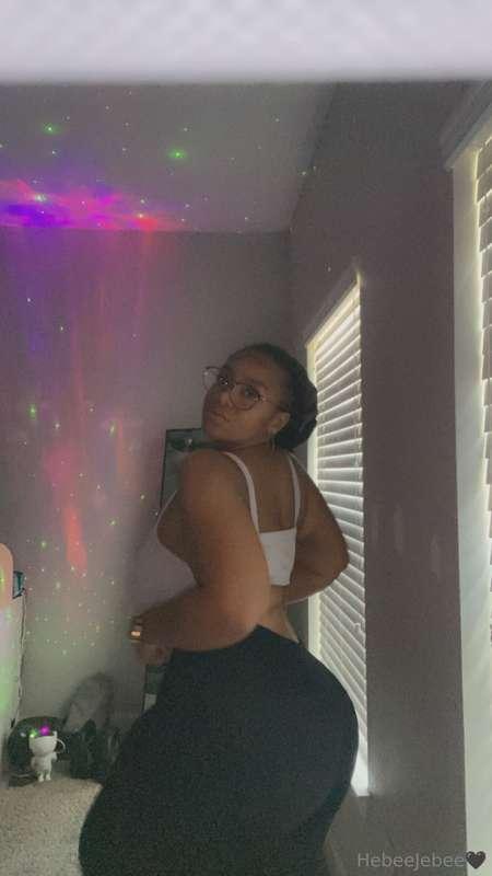 Comment if you’ve ever fantasized about my ass. 🍑