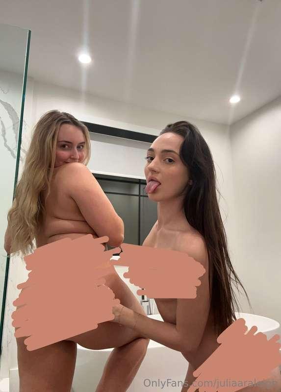 Check ur DMs to see us hook up👩🏼‍❤️‍💋‍👩🏻
