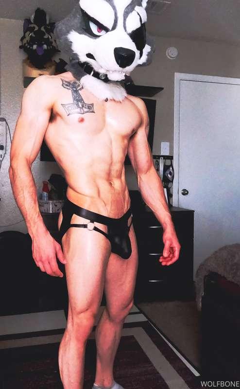Oiled myself up today after deadlifts and abs training this ..