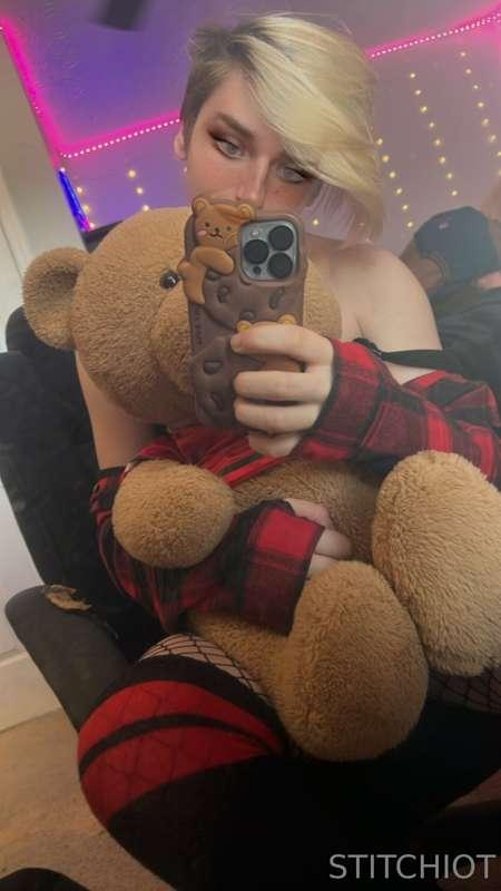 I want hugs ❤️👀