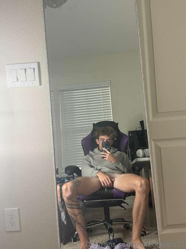 hey guys its me again! 😜 i have another hottie u guys should..