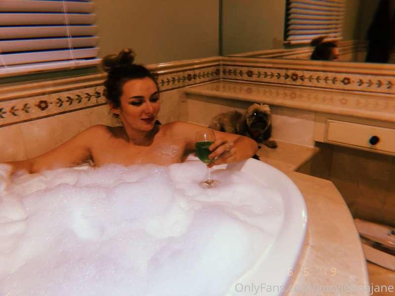 ✨🤍 who doesn't love a bubble bath.