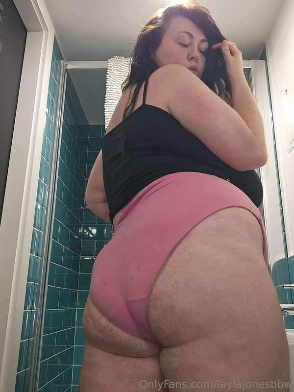 Bend a knee baby, cos this ass needs a seat! 🥵🪑