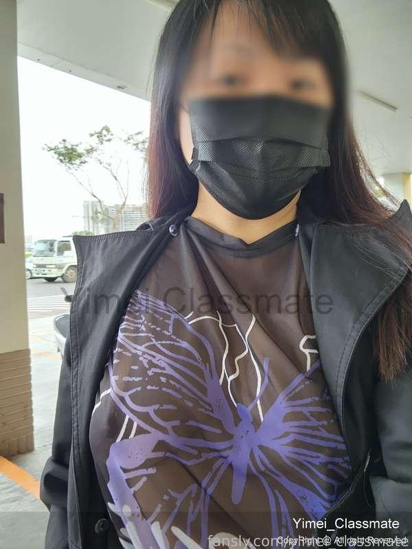 Wearing a semi-transparent top to the supermarket for a break....
Do fans want to strike up a conversation when they meet me?

穿半透上衣到超商休息中....
粉絲們遇到會想搭訕嗎?