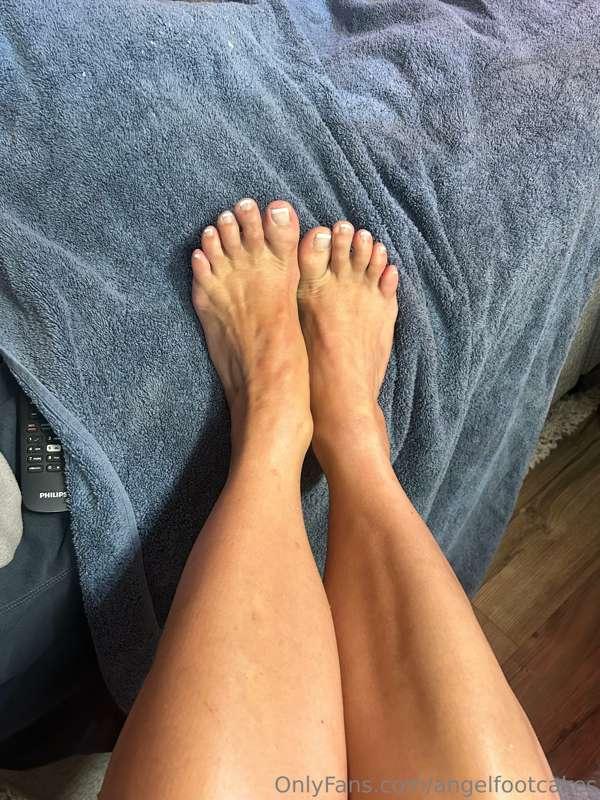 I love pedicures days, I love oiling my feet and legs extra ..