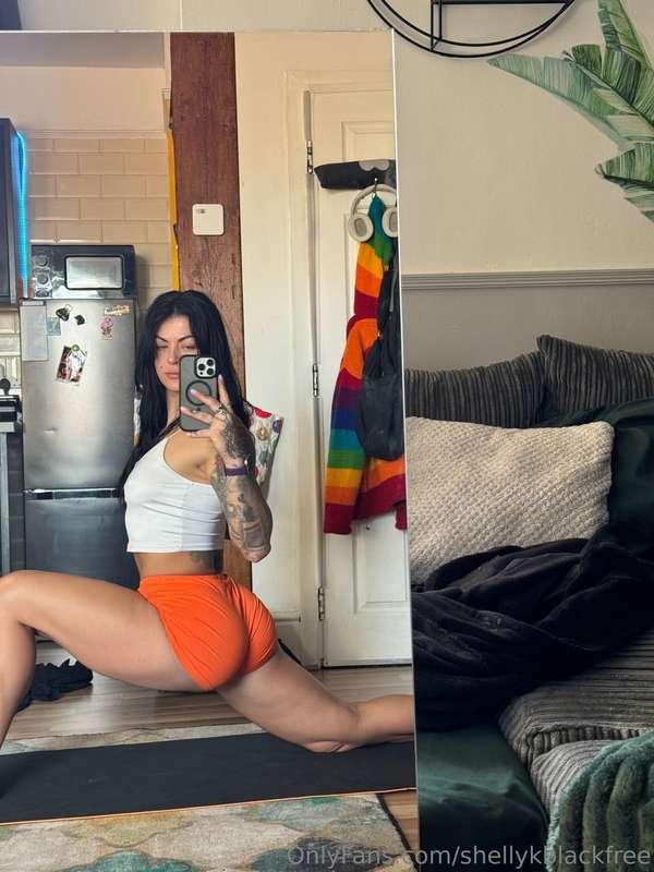 The orange short just to make my cheeks cheekier 😌😌