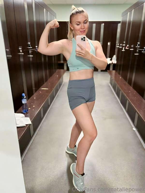 locker selfies after working out are the best! 🥰 do you know..