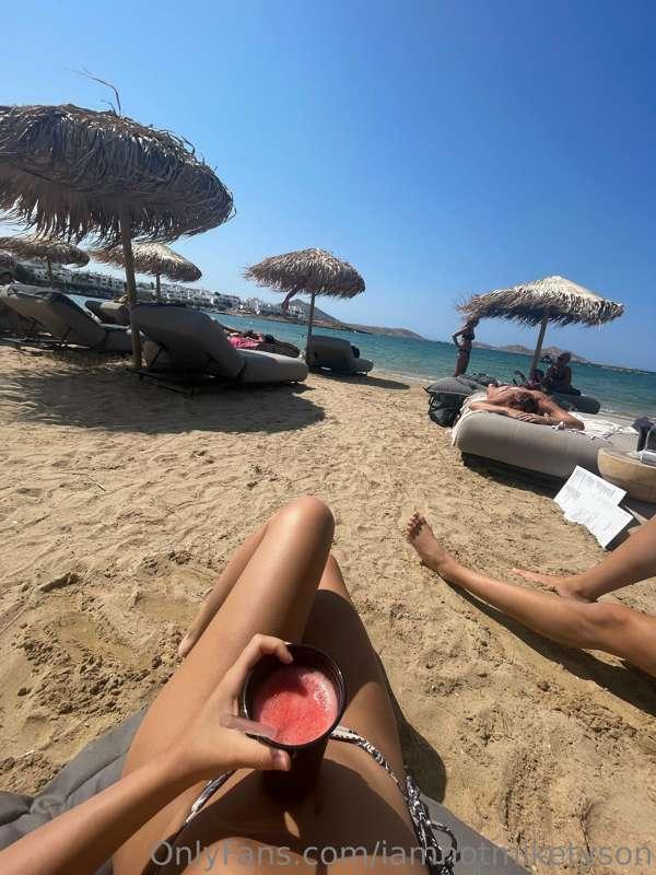 wanna go on vacation 🥺