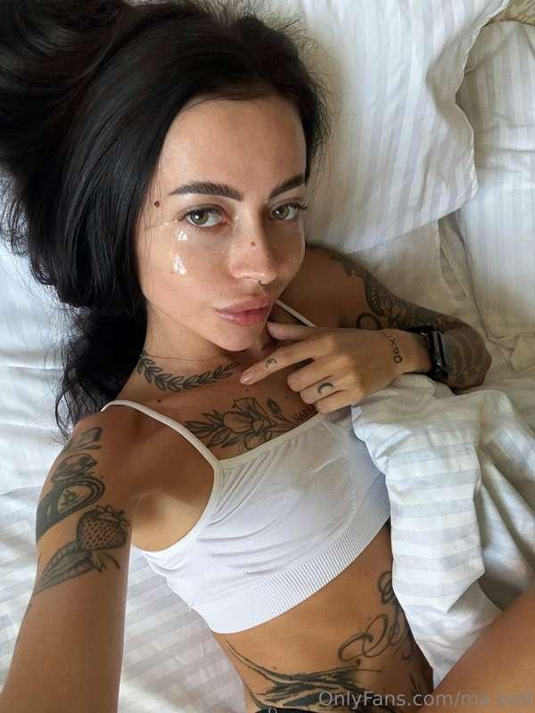 Will you lie next to me?😌