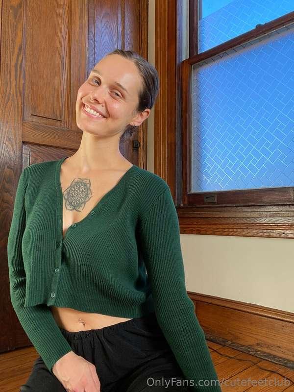 (Scroll for feet) -->
If you love earthy women from the USA,..