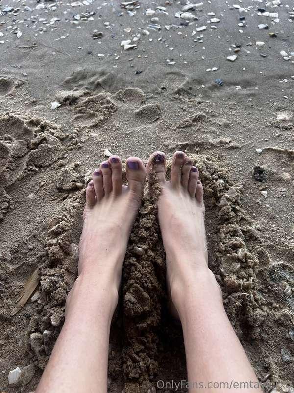 Getting my long toes extra sandy on this beach day ;)