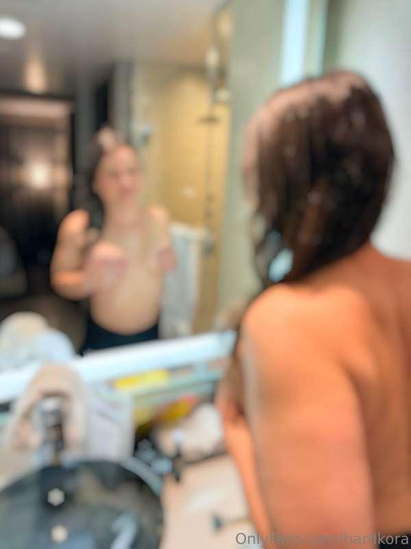 Getting ready for a night out with my tits out 🍾 been thinki..