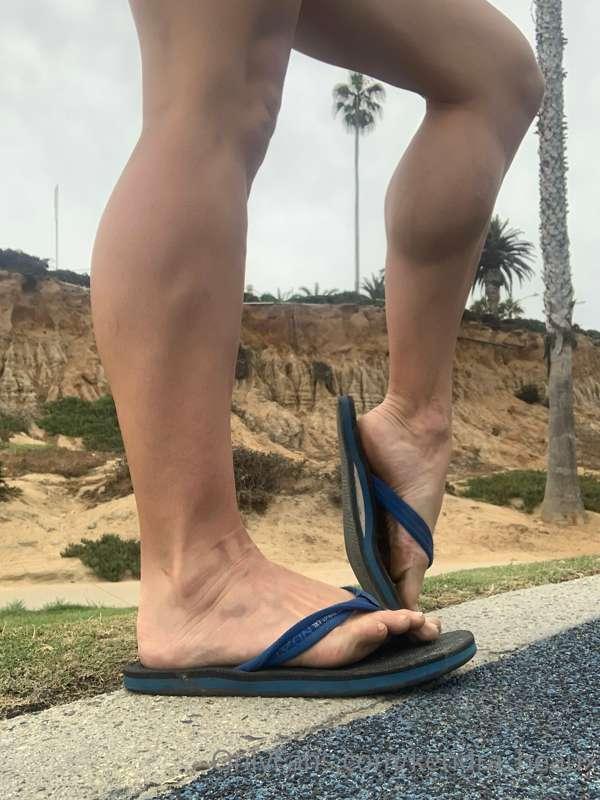 A blue day at the beach in flip flops 🔥🔥