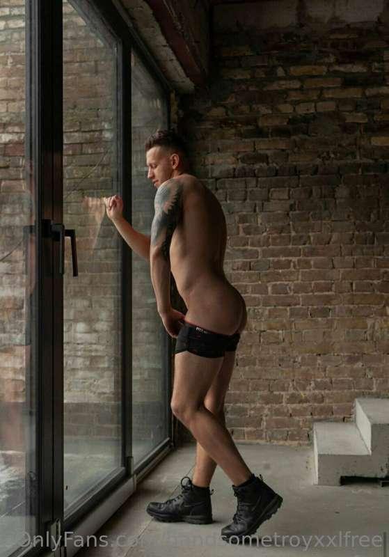 ***PROMO - model tagged***
@GEORGE_FOX huge guy with big coc..