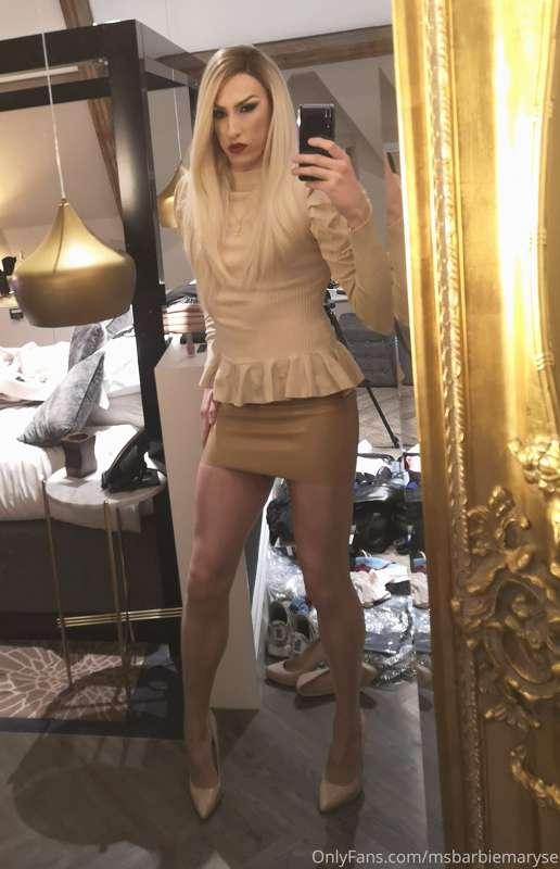Photoshoot BTS, like my outfit??? The skirt is so damn tight..