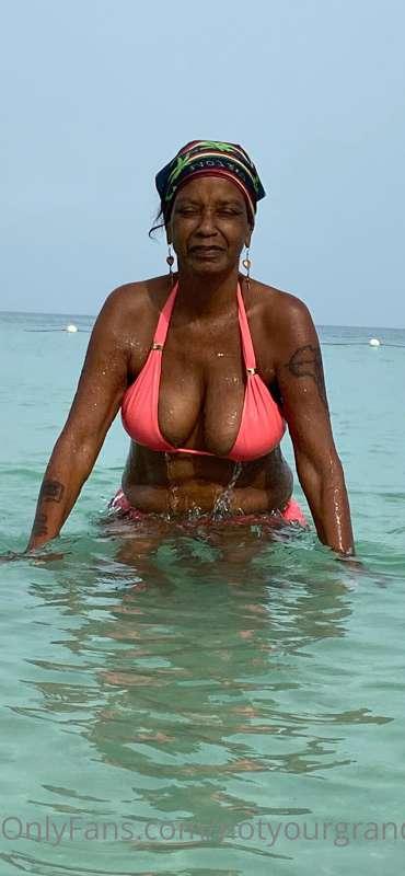 Breaking News! I’m moving to Jamaica permanently woohoo! Loo..