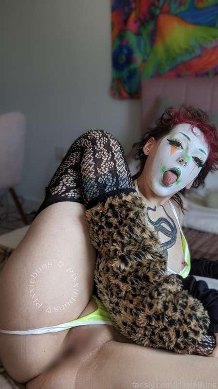 Do you like clowns pussy? My clussy needs you to creampie it desperately 

#fyp #feet #footfetish #clown #clownkink #tattoos #fishnets #trans #nonbinary