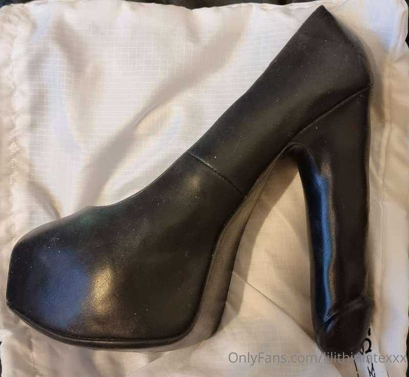 New dildo heel just arrived 😍  And YES onlyfans... it is a s..