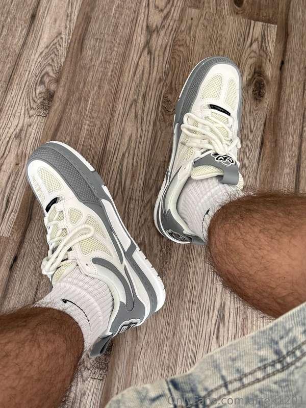 who’s kneeling for them? dm me to see them without socks 😋