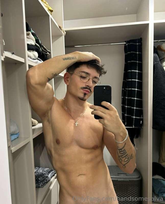 I'm so bored in my wardrobe right now😉 Cum hit me up!😈