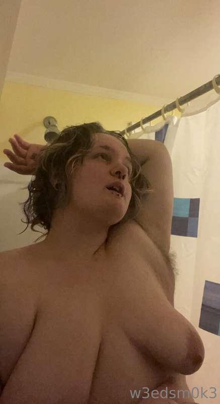 Tastes like kiwi~  Happy trail is back baby! 🤭  Taking photo..