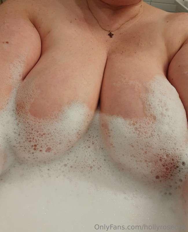 A warm hot bath with lavendel smell 💦💜