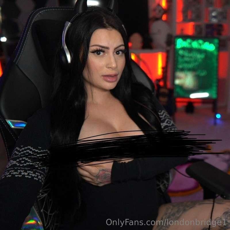 I’m a horny e girl streamer who’s down to sext? On here tip ..