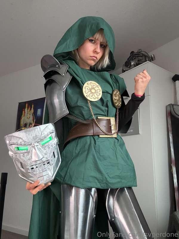 I made a Doctor Doom cosplay I love him so much I had to rec..