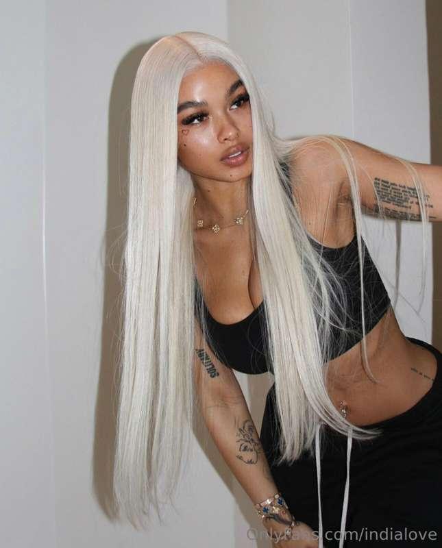 Blonde hair don't care 💅 