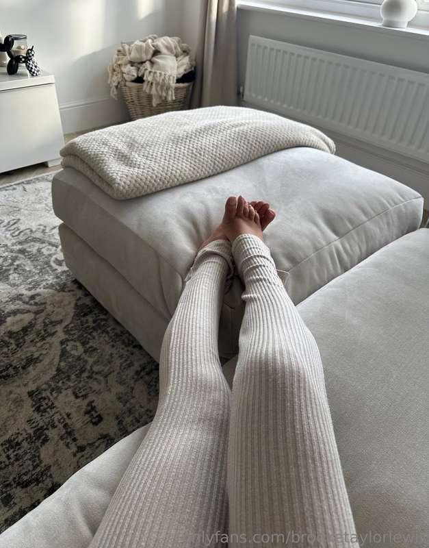 Swipe 3 times to zoom in babe🦶🏼