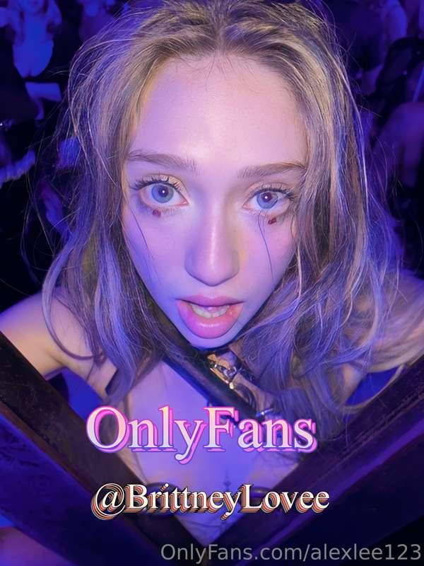 Dumb little slut , submits to her master for well deserved b..