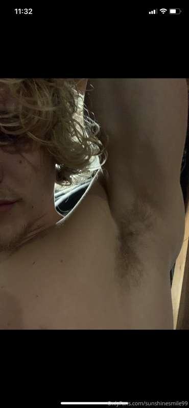 Who wants to bury their face in my pits and sniff and lick m..