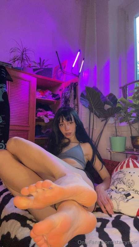POV: U walk in and find me like this stretched out on my bed..
